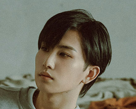 �R�{ ����