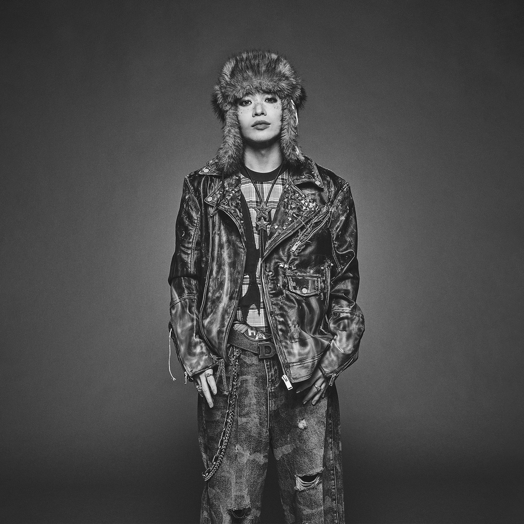 �R�{ ����